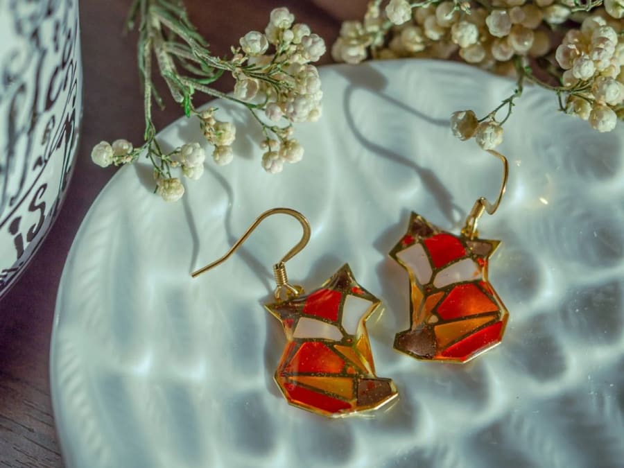 Taller de creación de un dúo de joyas de vidrieras en el distrit