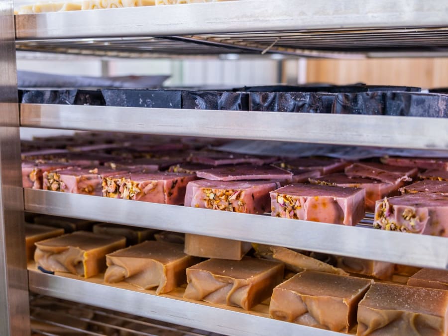 Taller de saponificación en frío de jabón sólido en Poligny (39)