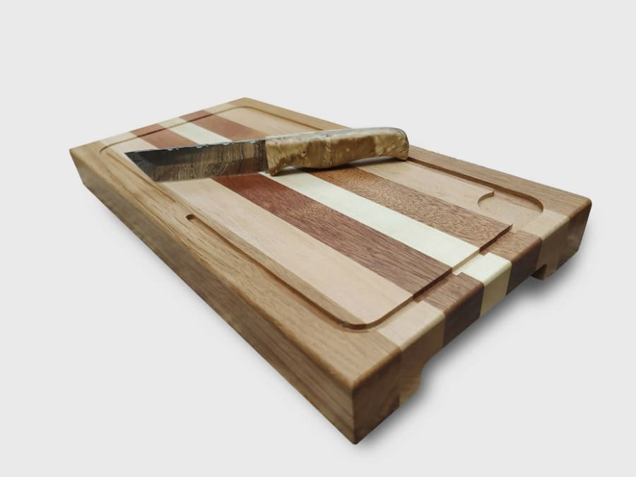 Taller de fabricación de un tronco de mesa y su cuchillo en Parí