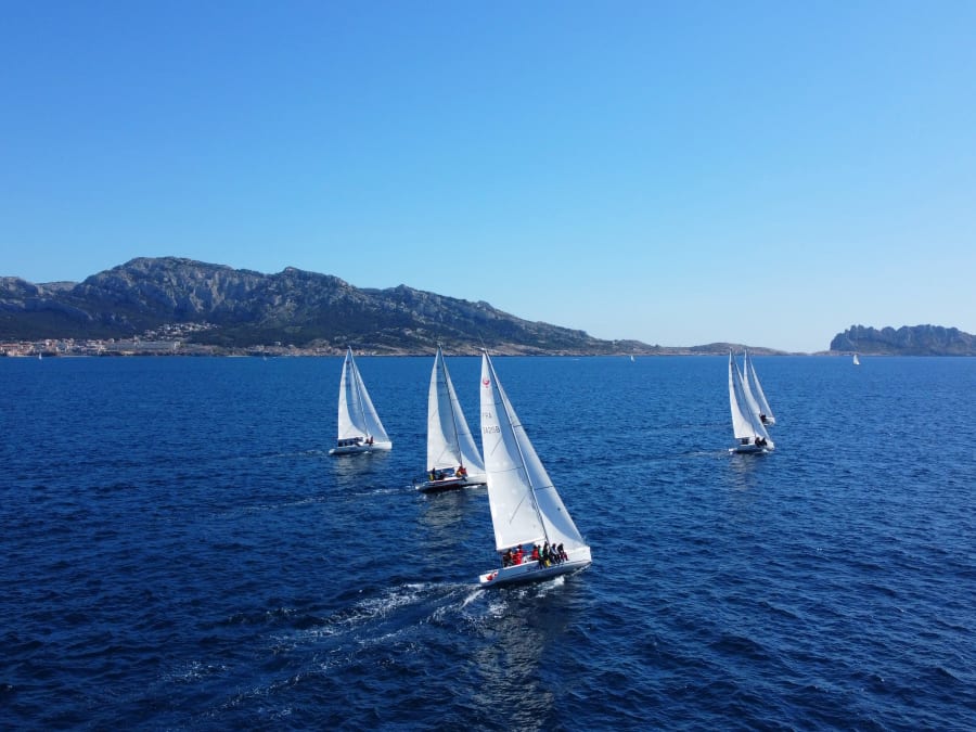 Croisière à la voile dans les calanques du Frioul à Marseille 