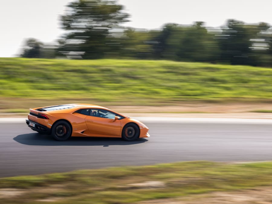 photo d'une lamborghini huracan en action dans un circuit automobile