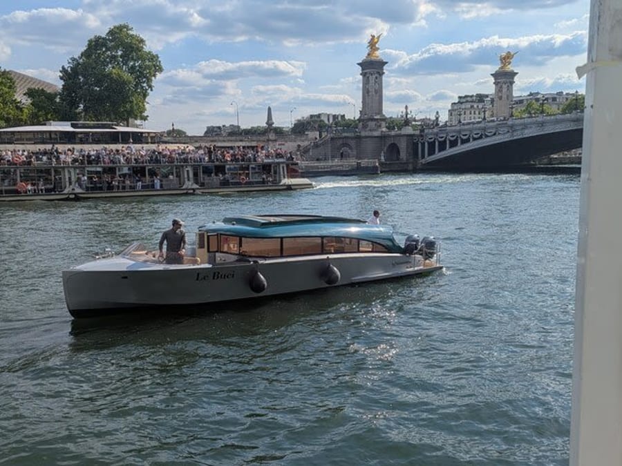 Private cruise with wine and cheese tasting in Paris