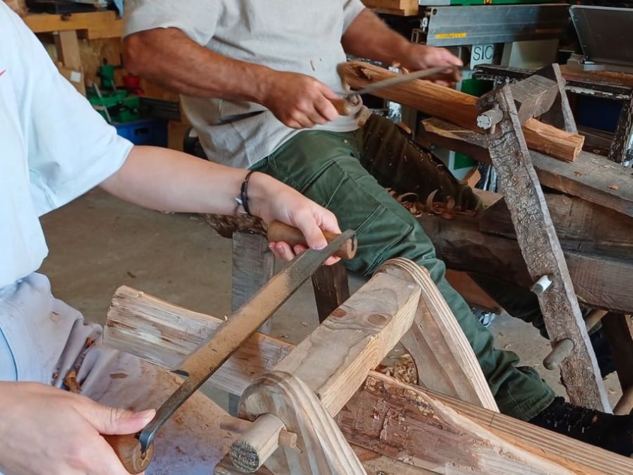 Wooden stool workshop near Fontainebleau (77)