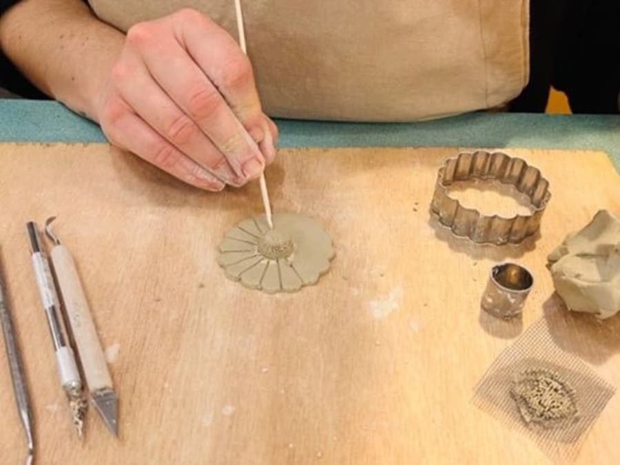 Atelier création d'un bouquet de fleurs en argile à Paris 14ème
