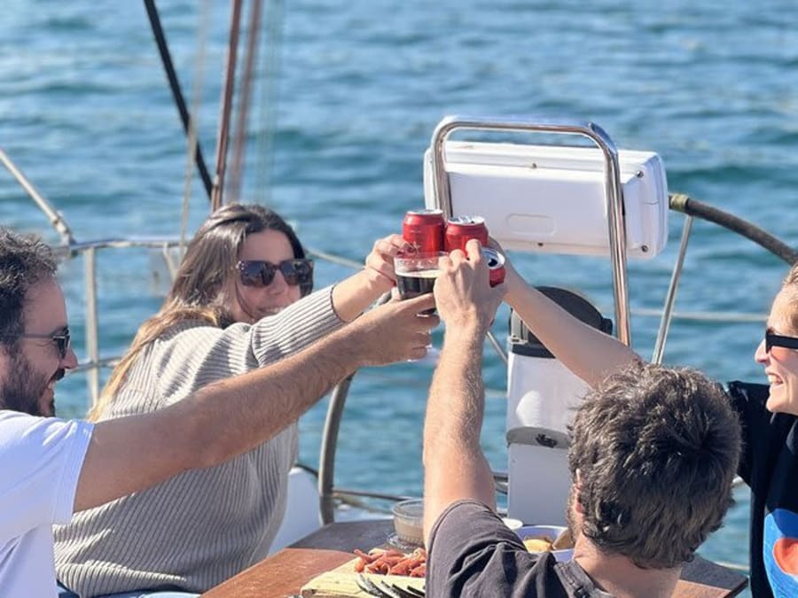 Uscita in barca a vela di 2 ore lungo la costa di Barcellona con open bar