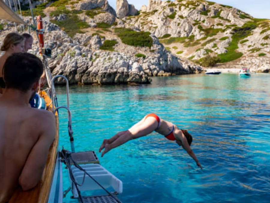 Demi-journée & baignade à la voile dans les Calanques du Frioul 