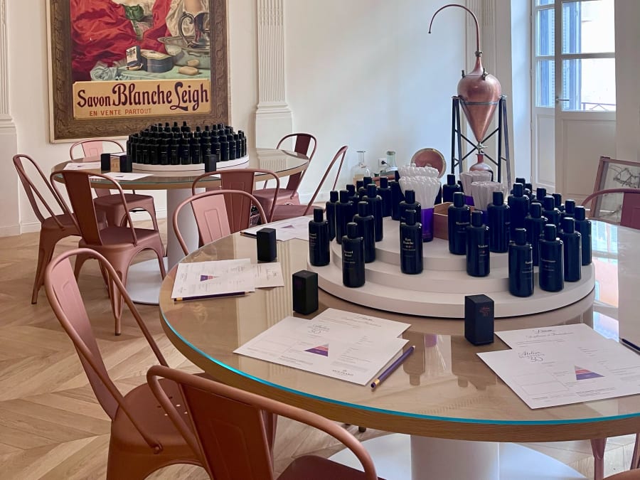 Creación del perfume Atelier Classique en el centro de Grasse