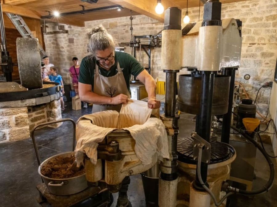 Atelier de pressée d'huile de noix au moulin de Ligneyrac (19)