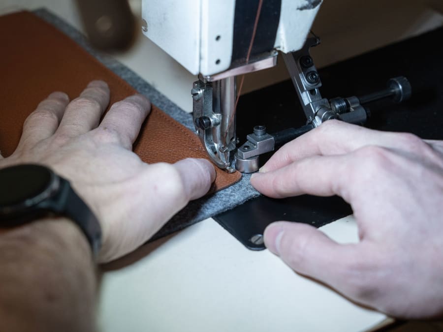 Atelier de fabrication housse d'ordinateur en cuir à Lyon 1er