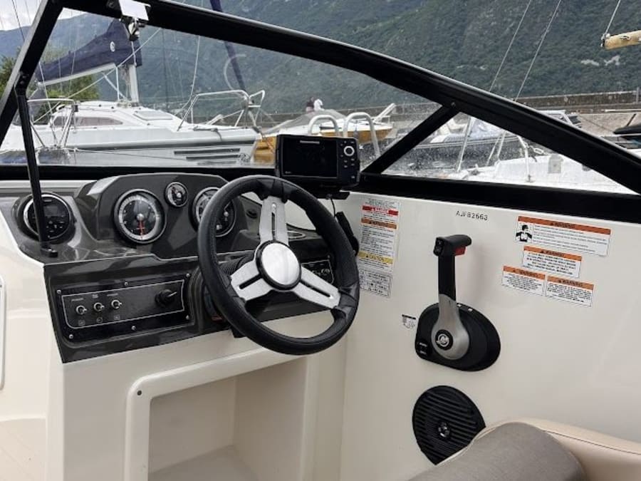 Boat rental with licence 7 pers. Grand Port Aix-les-Bains