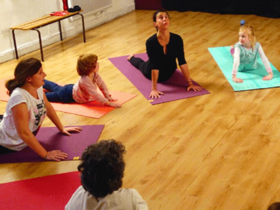 Taller de yoga para padres e hijos de 3 a 6 años en el distrito 