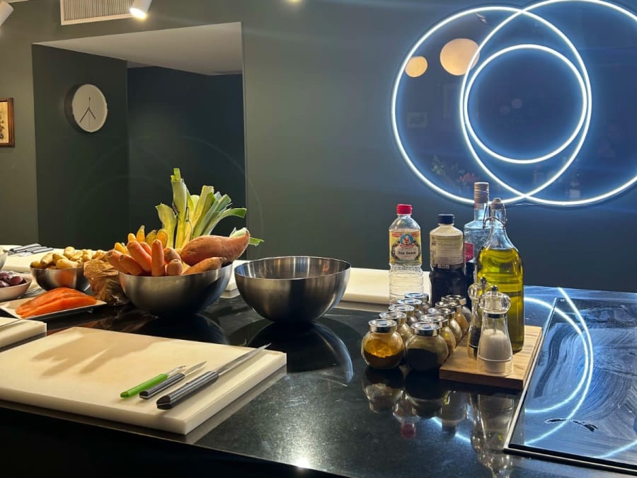 Cours de cuisine avec un chef & repas dans une galerie à Paris