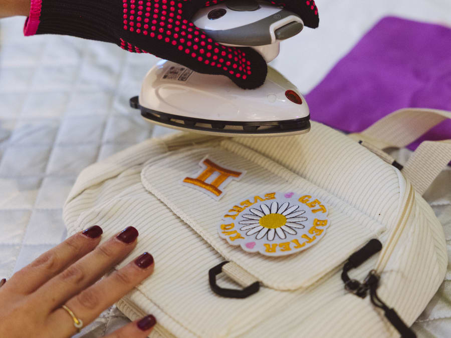 Taller de personalización de accesorios textiles en el distrito 