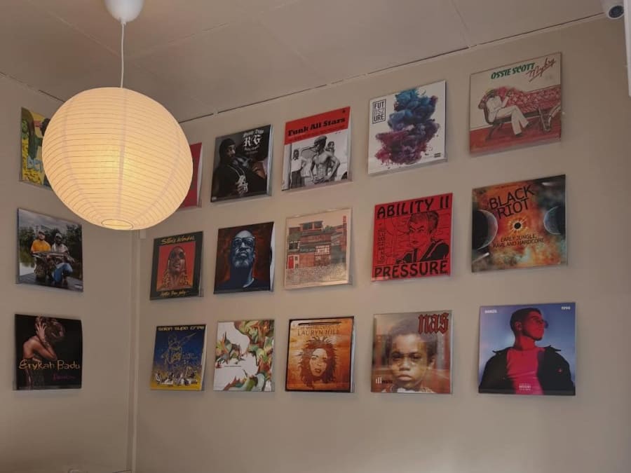 Vinyl listening in Paris 20th district