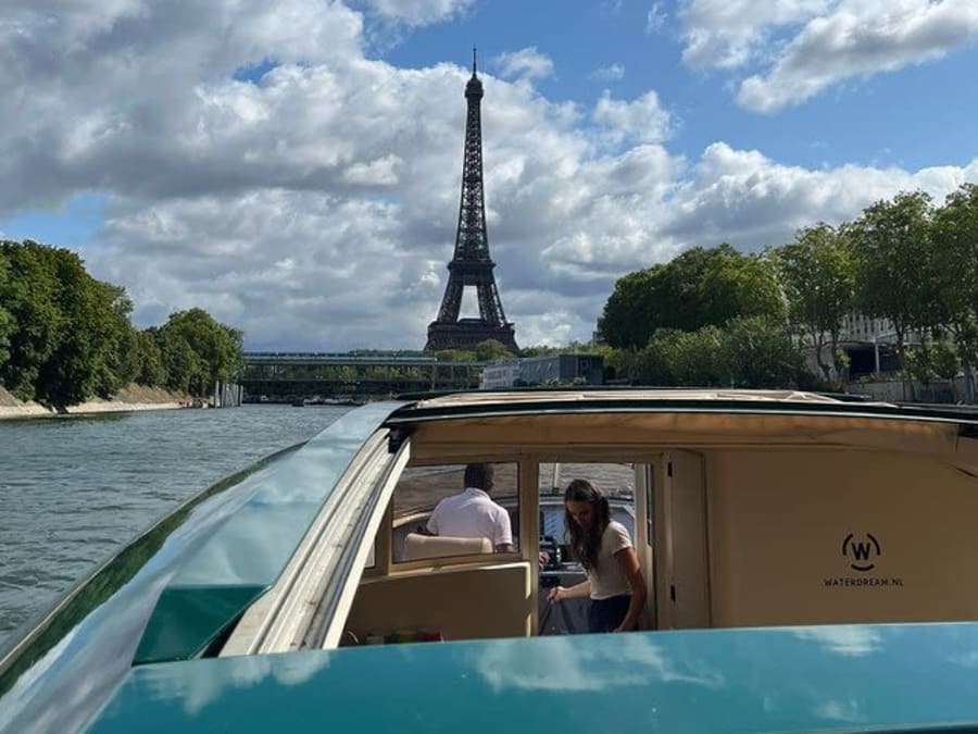 Private cruise with wine and cheese tasting in Paris