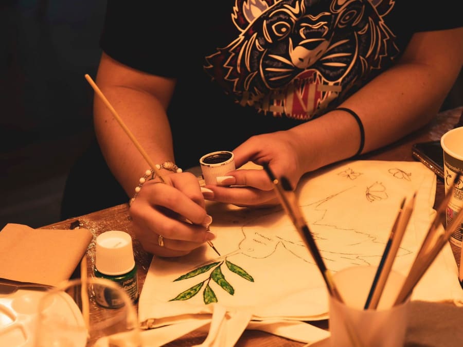 Atelier apéro peinture sur textile à domicile en IDF