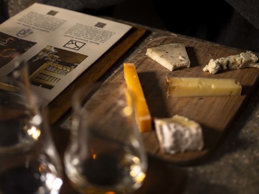 Taller de maridaje de ginebra, whisky y queso en el distrito 1 d