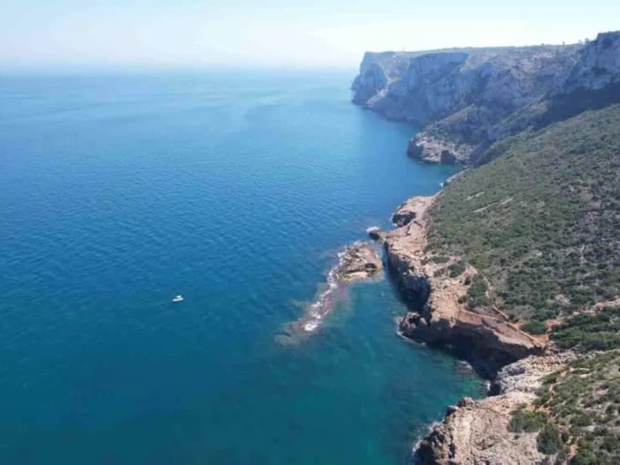 Excursión de un día en barco con almuerzo y baño en las calas de la Costa Blanca, en Denia