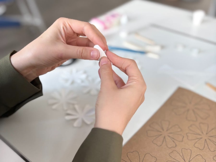 Workshop zur Herstellung einer Blumenbrosche aus Papier im 11. Arrondissement von Paris