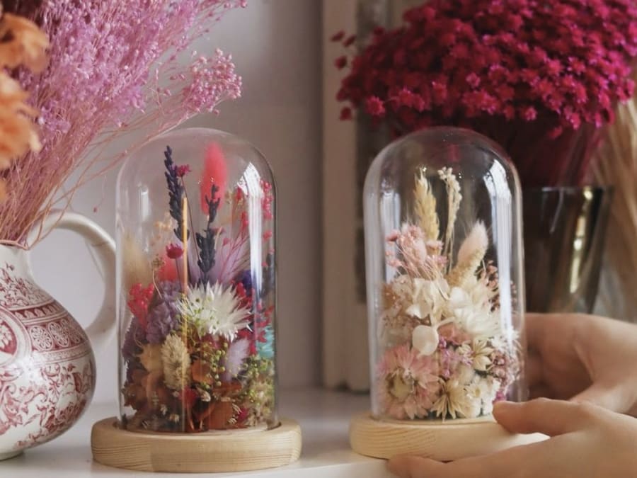 Flores secas bajo un taller de campanillas en el distrito 14 de 