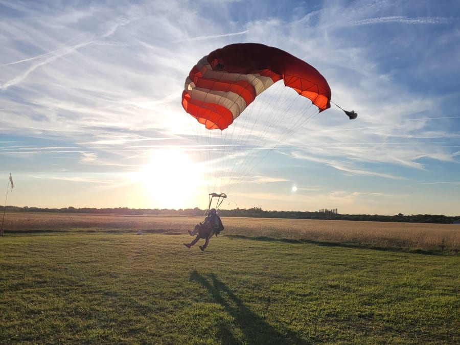 Tandem skydiving near Montargis (45)