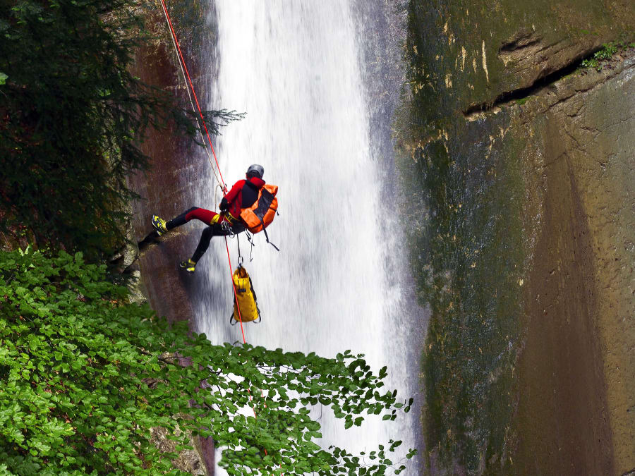 Canyoning perfectionnement au Canyon d’Angon près d'Annecy (74)