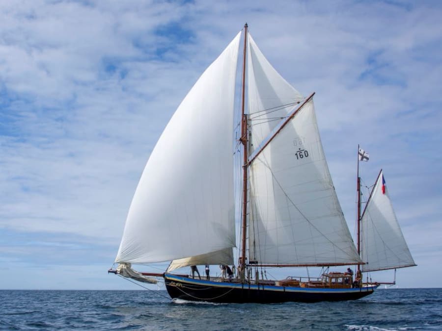 A day aboard a century-old sailing yacht near Vannes (56)
