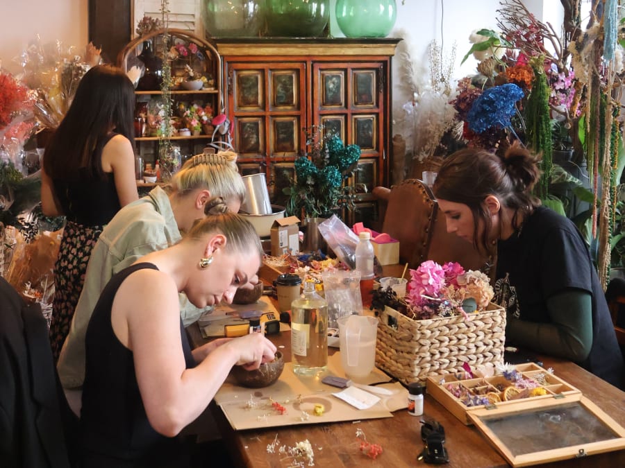 Floral candle workshop in Paris 1st district
