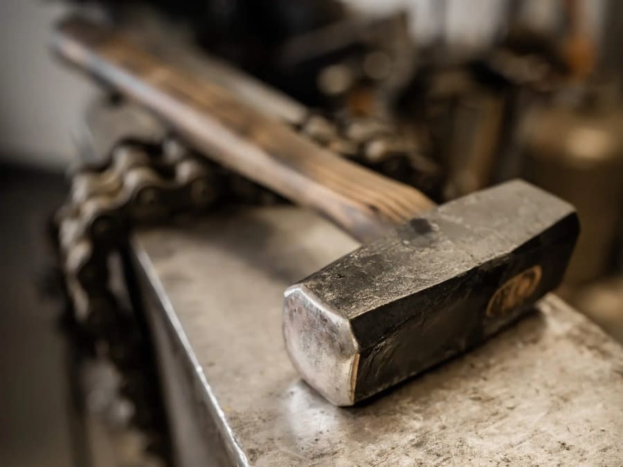Blacksmith's knife workshop in Saint-Galmier (42)