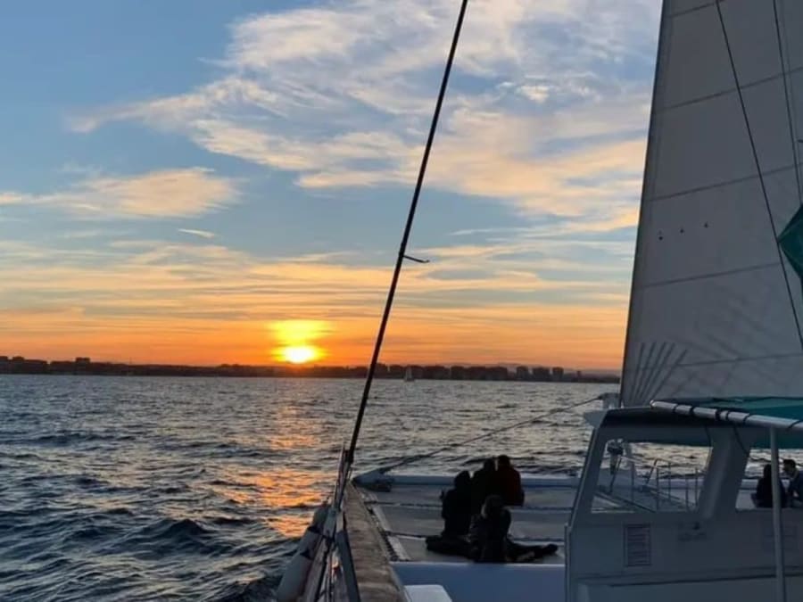 Puesta de sol en un catamarán con salida desde Dénia