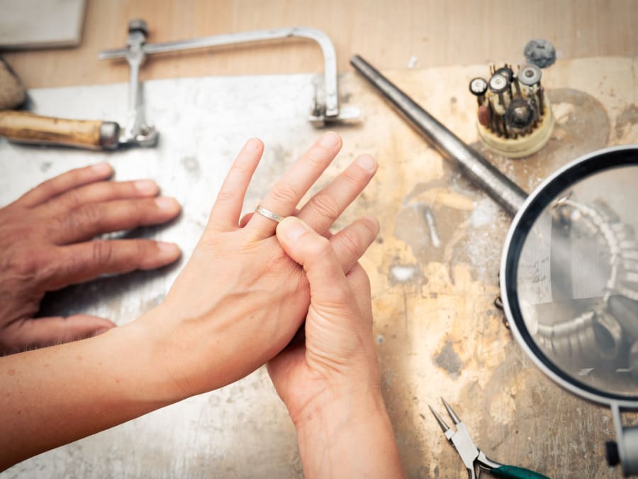 Atelier création d'alliances en argent 925 à l'Île d'Oléron (17)