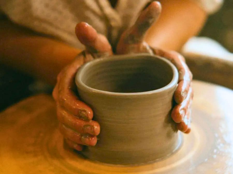 Ceramic throwing workshop in Paris 9th district