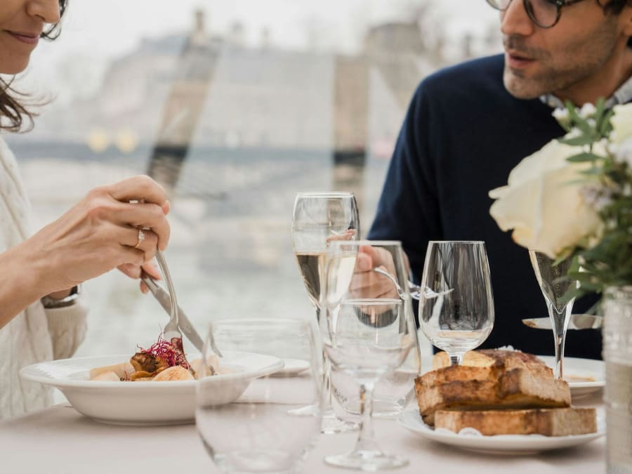 Déjeuner sur la Seine par les Bateaux-Mouches Paris
