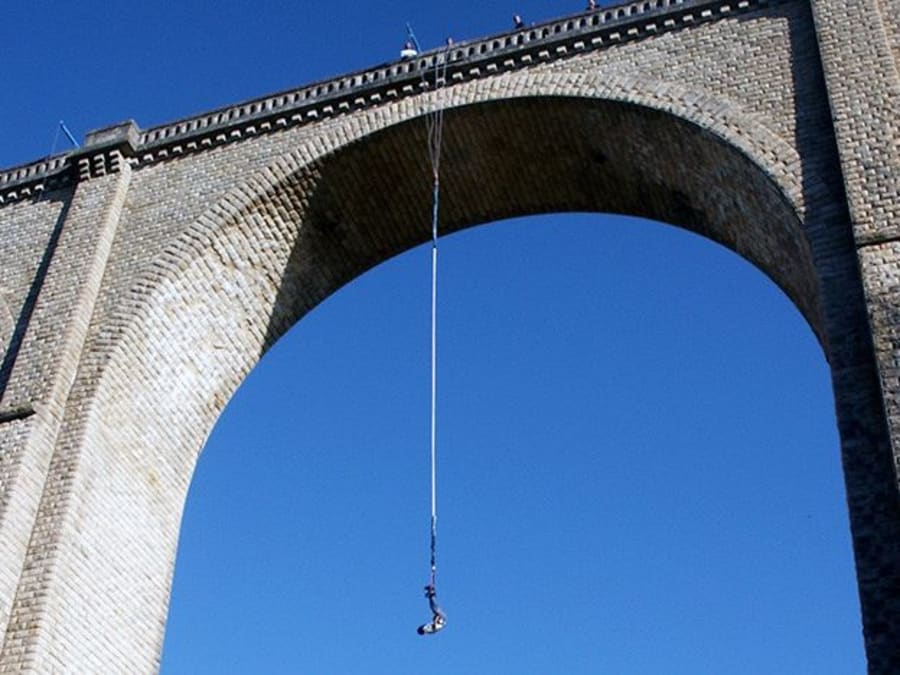Saut à l'élastique depuis le Viaduc de Cluis (36)