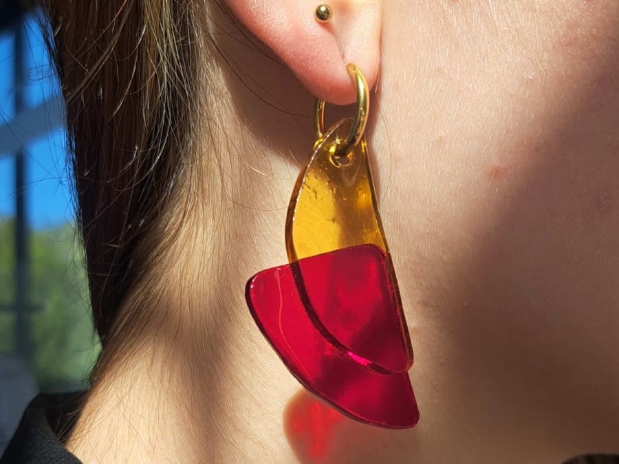 Atelier de création de boucles d’oreilles en verre coloré thermocollé à Lille (59)