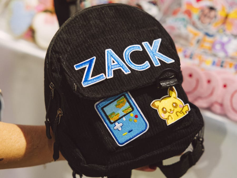 Taller de personalización de accesorios textiles en el distrito 