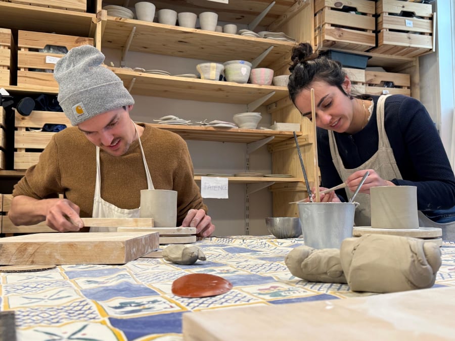 Taller de modelado de tazas y platos en Aix-en-Provence