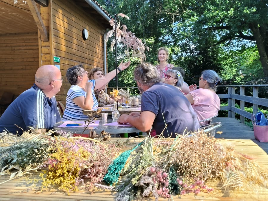 Dried flower wreath workshop in Luchapt (86)
