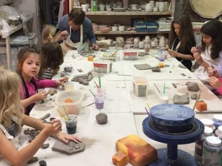 Anniversaire 6-15 ans modelage en céramique à Paris 7ème