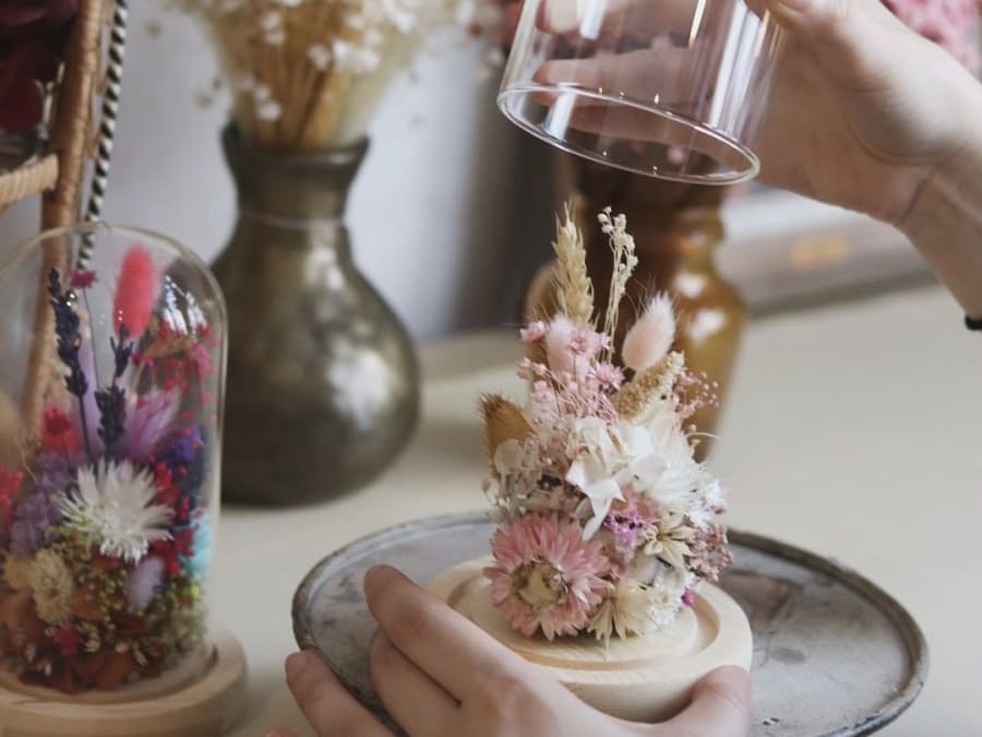 Flores secas bajo un taller de campanillas en el distrito 14 de 