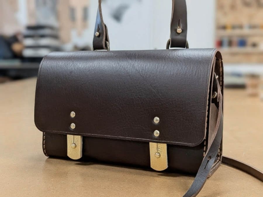 Workshop de criação de uma bolsa de couro perto de Angers (49)