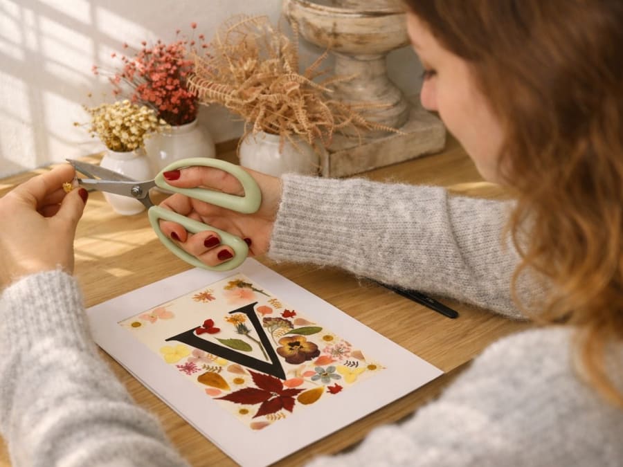 Atelier tableau initiale en fleurs séchées à Gentilly (94)