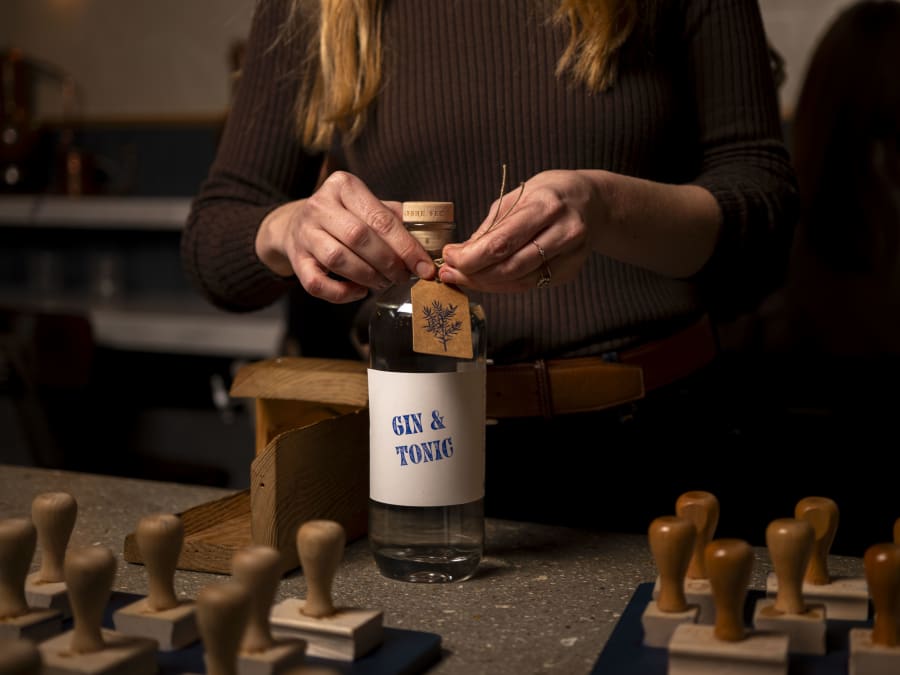 Taller de destilación de ginebra en el distrito 1 de París