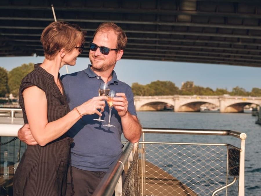 Croisière soirée & apéro sur la Seine par Les Vedettes de Paris