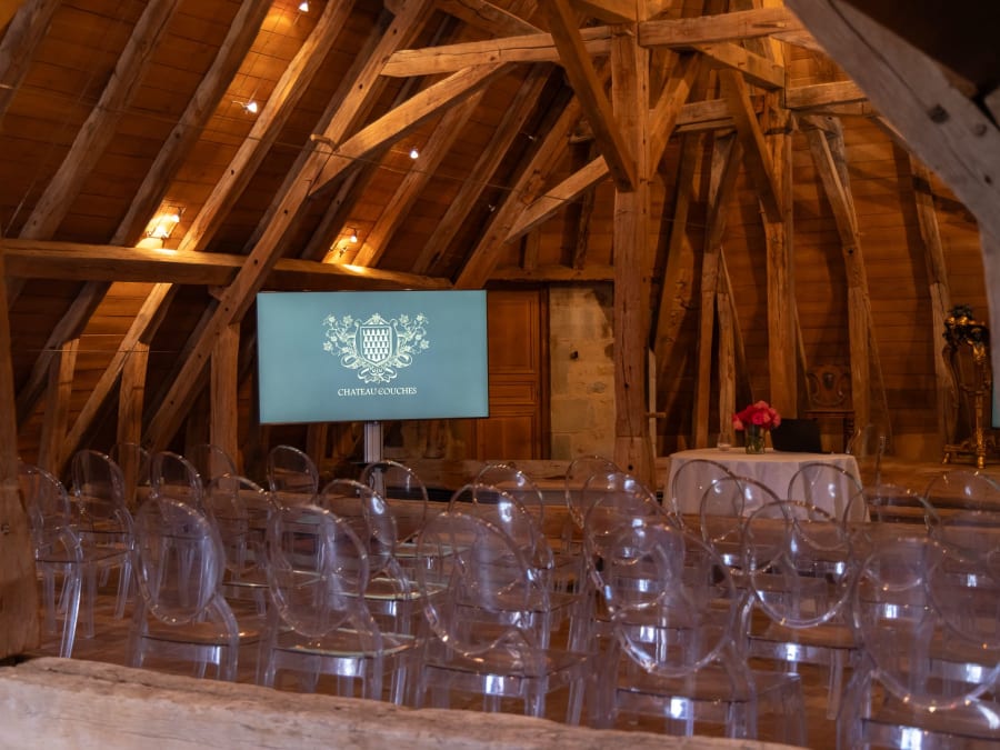 L’élégance des pierres et des cépages du Château de Couches (71)