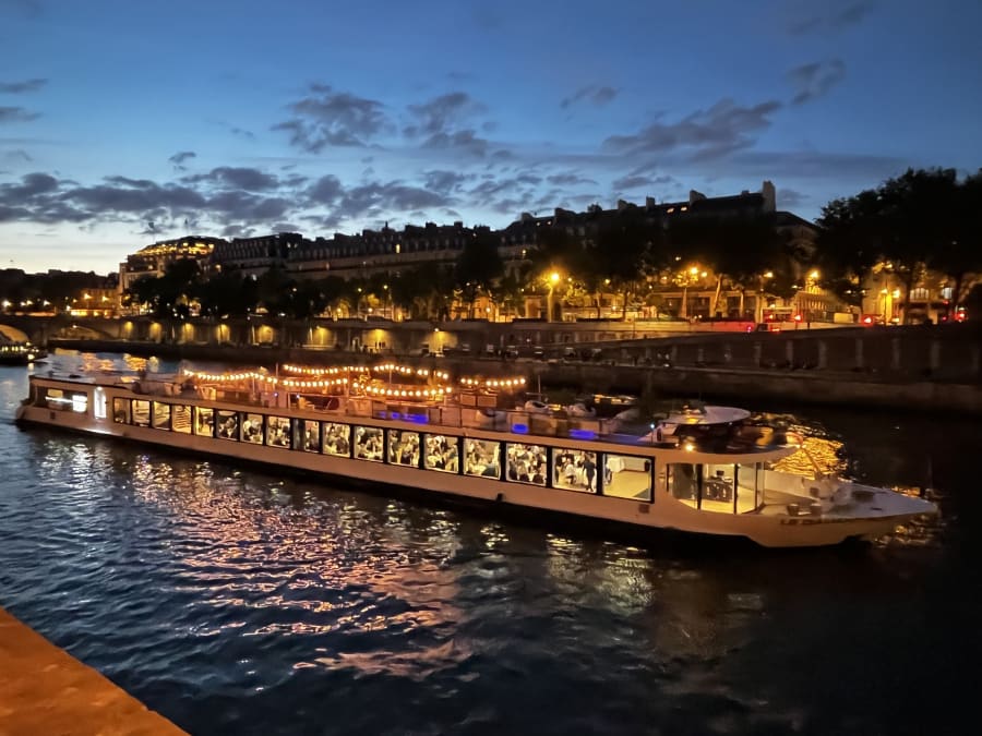 Gourmet dinner cruise on the Seine