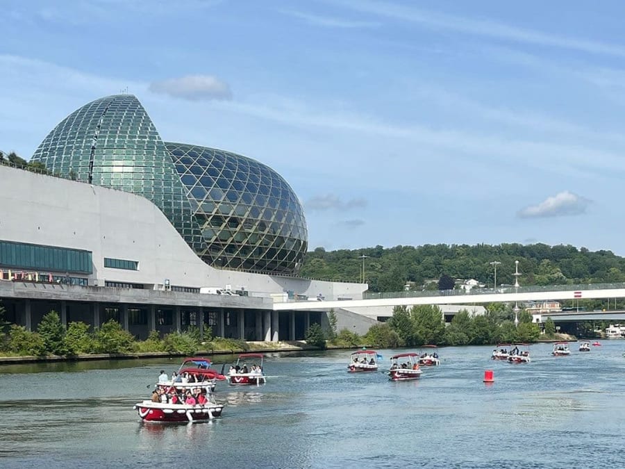 Electric boat rental (max. 9 people) in Boulogne