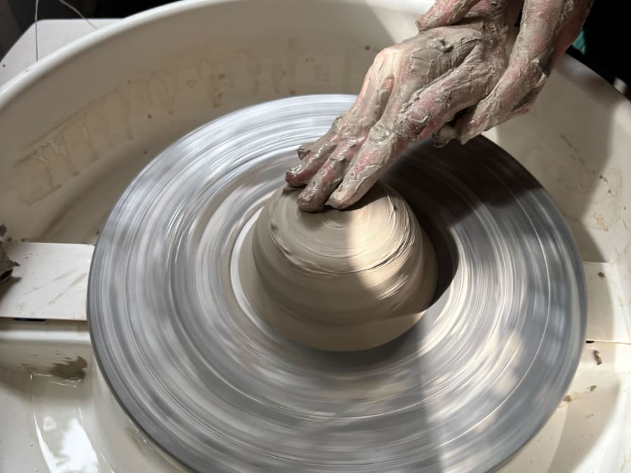 Atelier tournage & peinture sur céramique en duo à Paris 20ème