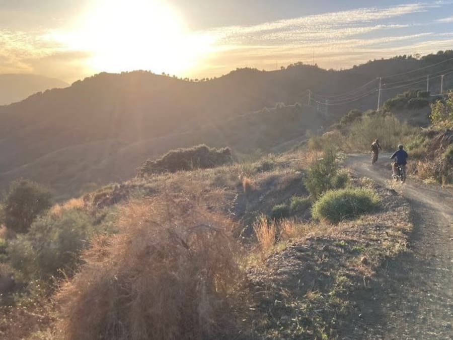 Tour guidato avventuroso in fuoristrada con bici elettrica a Malaga 