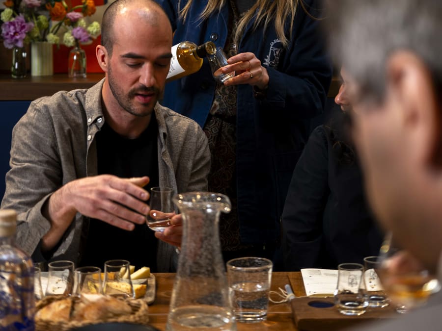 Gin, whisky and cheese pairing workshop in Paris 1st district